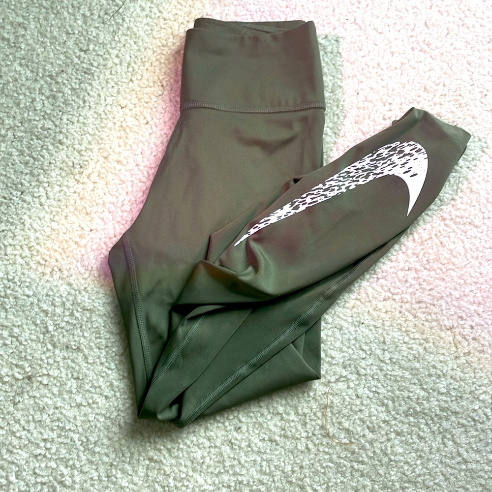 Nike Women’s leggings, olive, barely worn